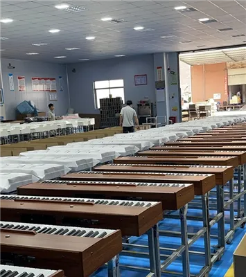 Dėdė groja elektriniu pianinu pardavinėdamas daržoves.